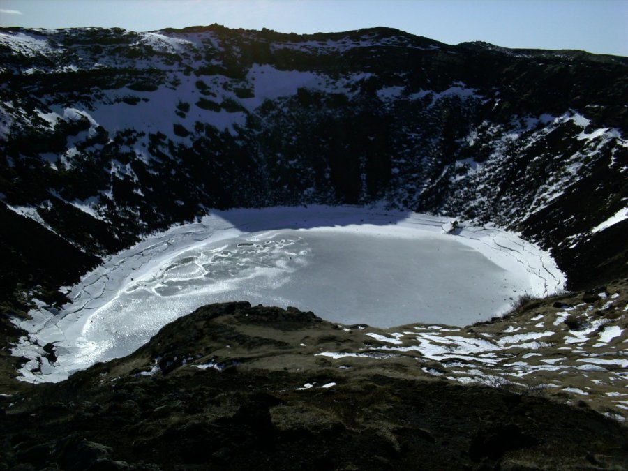 Замерзшее кратерное озеро Керид в Исландии